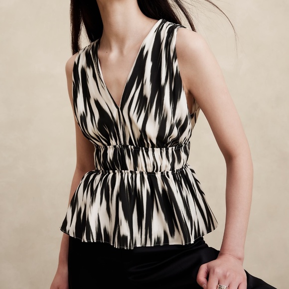 Reduced! BANANA REPUBLIC 100% Silk Cascade Top in BLACK/WHITE Print, Size XL - Picture 9 of 11